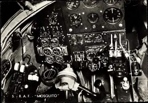 Ak Britisches Militärflugzeug Mosquito, Innenansicht