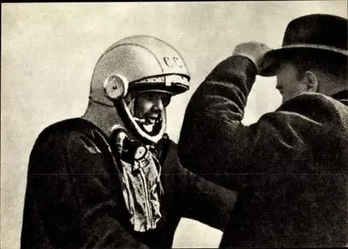 Ak Kosmonaut Juri Alexejewitsch Gagarin im Raumanzug