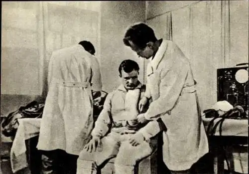 Ak Kosmonaut Juri Alexejewitsch Gagarin bei der Tauglichkeitsuntersuchung