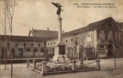 Ak Saint Loup sur Semouse Haute Saône, La Place des Halles, Statue