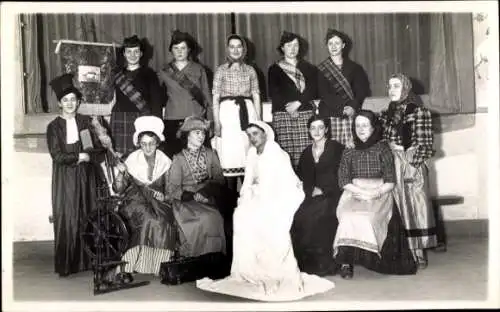 Foto Ak Saint-Maixent-l'École Deux Sèvres, Theaterszene, Personen in Kostümen