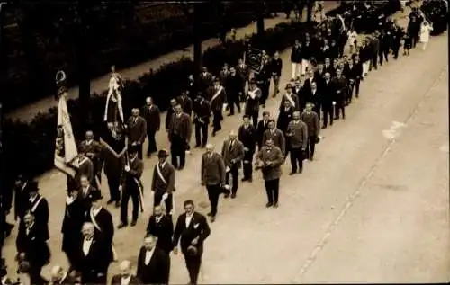 Foto Ak Männer in Anzügen mit Fahnen bei einem Festumzug