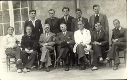 Foto Ak Poitiers Vienne, Gruppenaufnahme von Männern
