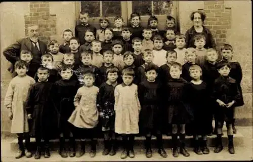 Foto Ak Gruppenaufnahme von Kindern mit Lehrern