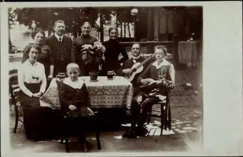 Foto Ak Gruppenaufnahme von Männern und Frauen, Kinder