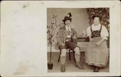 Foto Ak Mann und Frau in bayrischen Trachten, Lederhose, Dirndl