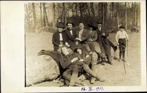 Foto Ak Rastende Wanderer, Gruppenaufnahme 1913