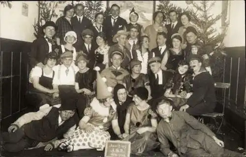 Foto Ak Männer und Frauen in Kostümen, Fasching