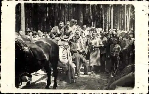 Foto Ak Menschengruppe in einem Wald