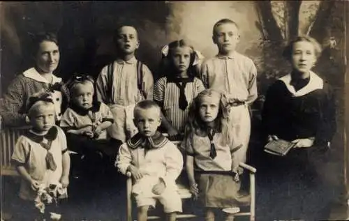 Foto Ak Zwei Frauen mit Kindern, Gruppenaufnahme