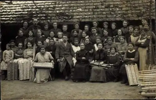 Foto Ak Gruppenaufnahme von Frauen mit zwei Männern, Korbflechter