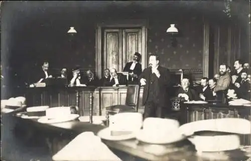 Foto Ak Paris, Szene im Gerichtssaal, Richter, Anwalt