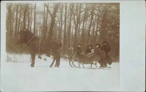 Foto Ak Personen in Winterkleidung in einem Schlittengespann, 1922