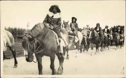 Foto Ak Niederlande, Reiter in historischen Kostümen