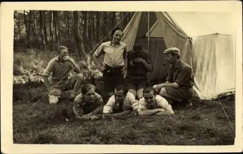 Foto Ak Männer vor einem Zelt, Camping