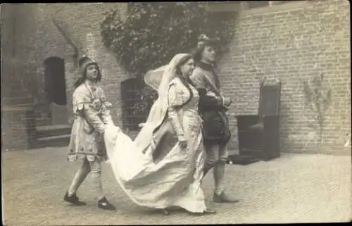 Foto Ak Niederlande, Personen in historischen Kostümen