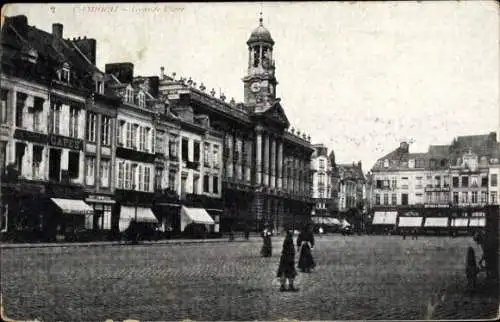 Ak Cambrai Nord, Grande Place, Geschäfte, Platz, Glockenturm