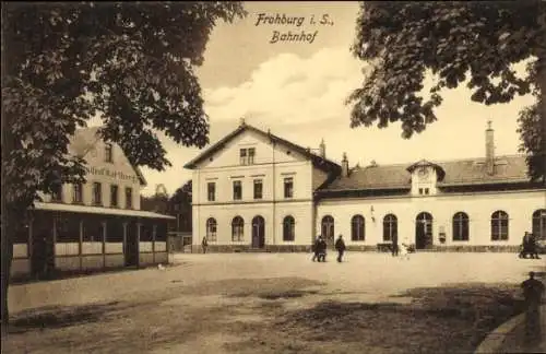 Ak Frohburg in Sachsen, Bahnhof, Straßenseite, Passanten, Gasthof Karl Berg