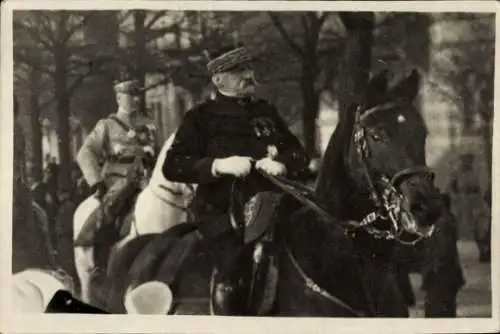 Foto Französischer General Noël de Castelnau zu Pferde