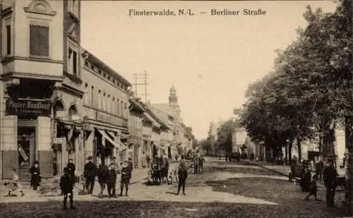 Ak Finsterwalde in der Niederlausitz, Berliner Straße, Papierhandlung