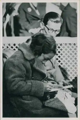 Sammelbild Olympia 1936, japanische Eiskunstläuferin Etsuko Inada schreibt Autogramm