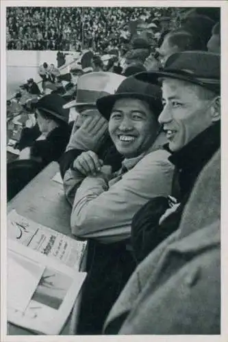 Sammelbild Olympia 1936, Japanische Sportjournalisten auf der Pressetribüne im Eisstadion
