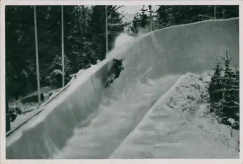 Sammelbild Olympia 1936, Bobbahn, Bayernkurve, Tschechischer Viererbob vor dem Sturz