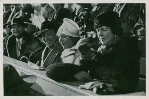 Sammelbild Olympia 1936, Sonja Henie als Zuschauerin beim Paarlauf Maxie Herber, Ernst Baier