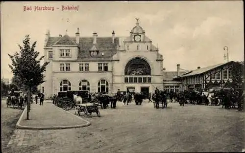 Ak Bad Harzburg in Niedersachsen, Bahnhof, Vorplatz, Kutschen