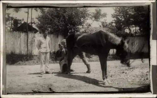 Foto Ak Pferd, Schmied, Hufeisen, Soldaten