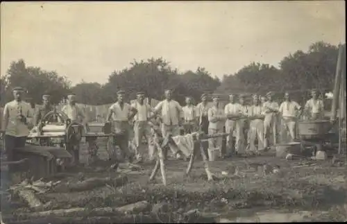 Foto Ak Deutsche Soldaten in Uniformen, Feldwäscherei, Wäschemangel