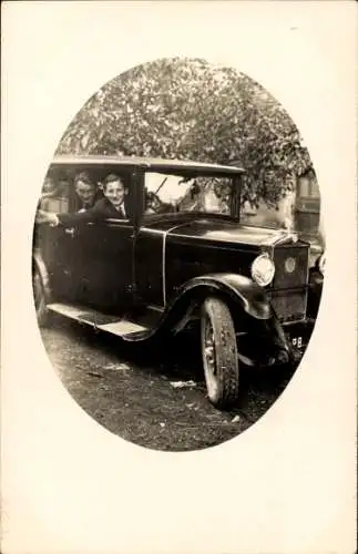 Foto Ak Zwei Männer in schwarzem Auto