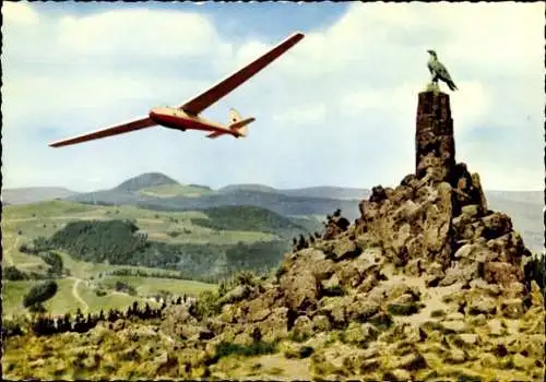 Ak Naturschutzpark Rhön, Wasserkuppe, Segelflugzeug, Vorbeiflug, Denkmal