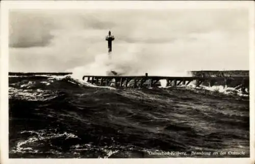 Ak Kołobrzeg Kolberg Pommern, Brandung an der Ostmole