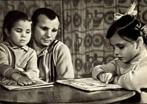 Ak Kosmonaut Juri Alexejewitsch Gagarin mit Kindern, Portrait