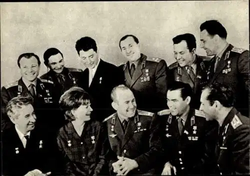 Ak Kosmonaut Juri Alexejewitsch Gagarin mit weiteren Kosmonauten