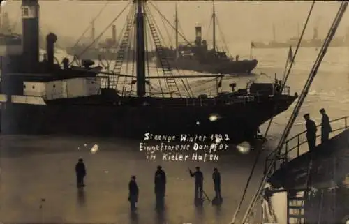 Foto Ak Kiel, Eingefrorene Dampfer im Hafen, Winter 1929