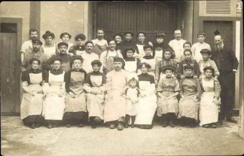 Foto Ak Gruppenaufnahme von Männer, Frauen und Kindern