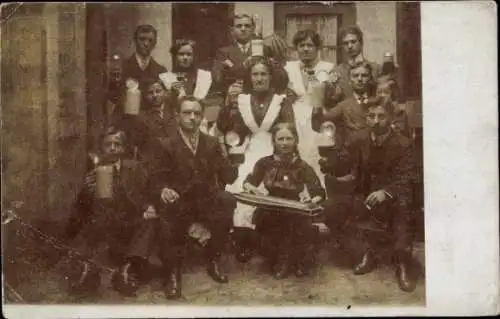 Foto Ak Schleusingen, Gruppenaufnahme von Personen mit Bierkrügen, Kellnerinnen