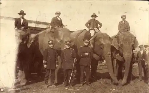 Foto Ak Zirkus, Männer auf Elefanten reitend