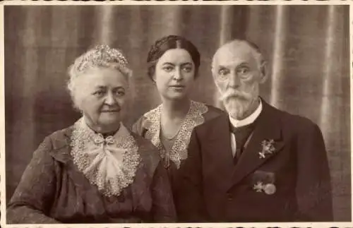 Foto Ak Familienbild, Ehepaar, Frau, Abzeichen