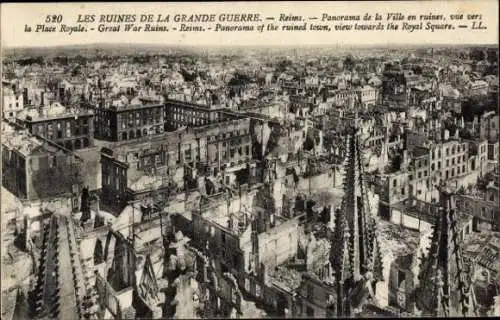 Ak Reims Marne, Panorama de la Ville en ruines, Place Royale, Grande Guerre