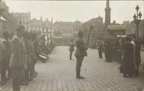 Ak Bruxelles Brüssel, Platz, Militärparade, Zuschauer, Trinkhalle