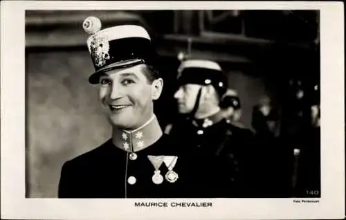 Ak Schauspieler und Sänger Maurice Chevalier, Portrait in Uniform