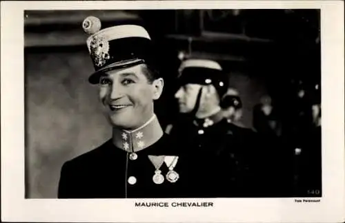 Ak Schauspieler und Sänger Maurice Chevalier, Portrait in Uniform