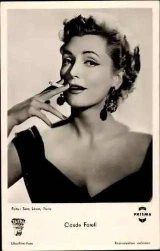 Ak Schauspielerin Claude Farell, Portrait mit Zigarette, Clivia