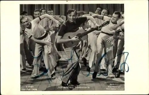 Ak Schauspieler Johannes Heesters, Filmszene Karneval der Liebe, Gitarre, Tänzer, Autogramm