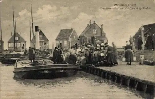 Ak Flood 1916, Der erste Lastkahn mit Trinkwasser auf Marken