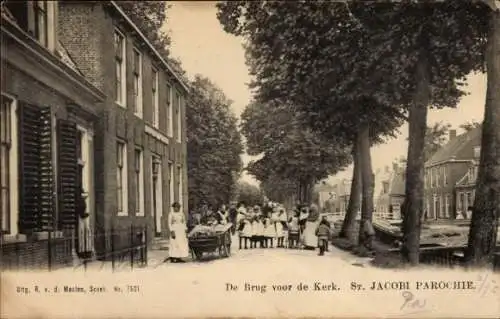 Ak St Jacobi Parochie Friesland Niederlande, Brücke vor der Kirche, Anwohner