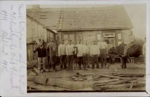 Foto Ak Brest Litowsk Weißrussland, Deutsche Soldaten vor einem Gebäude, I WK